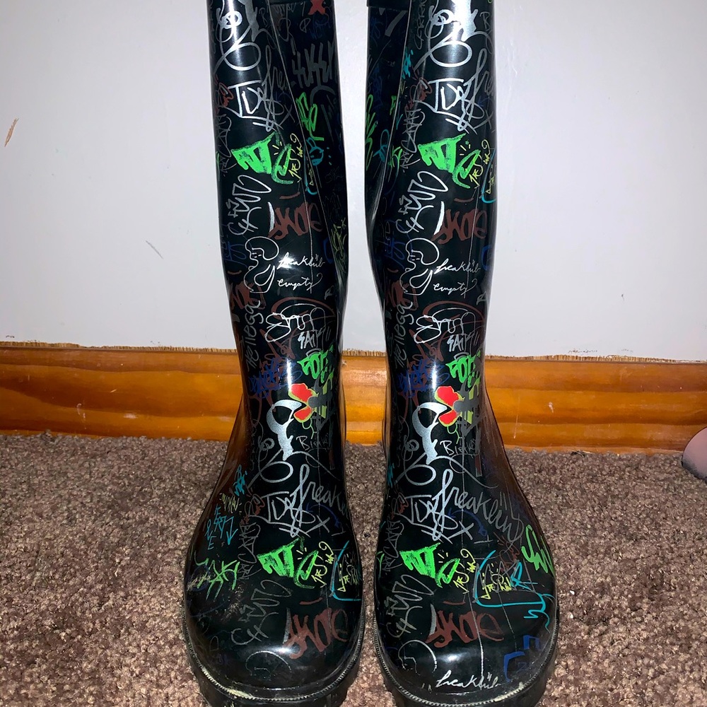 Graffiti print rain boots